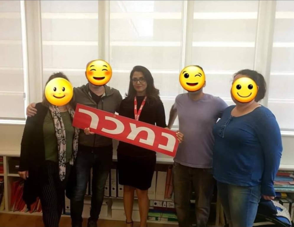 לקוחות עם שלט נמכר